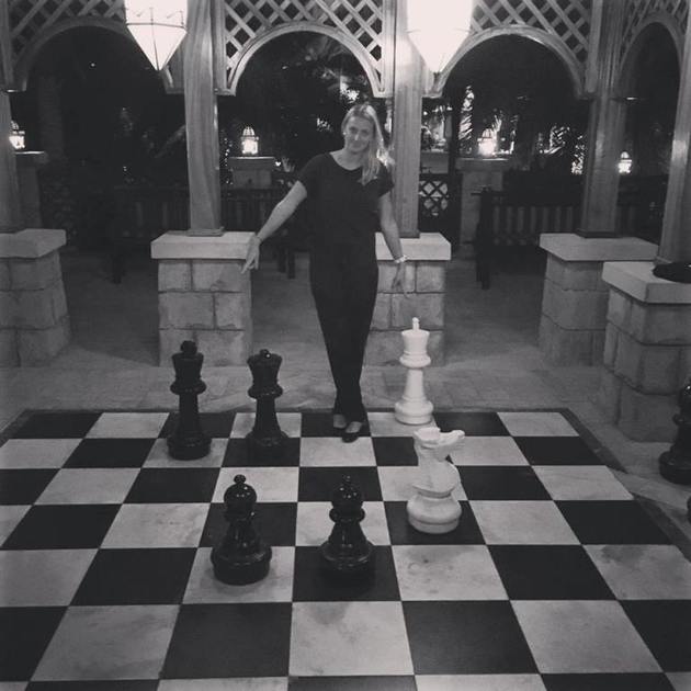 V Dubaji si "zahrála" i šachy.