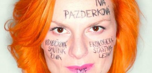 Iva Pazderková s názvy svých písniček vepsaných do obličeje.