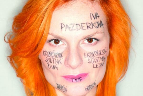 Iva Pazderková s názvy svých písniček vepsaných do obličeje.
