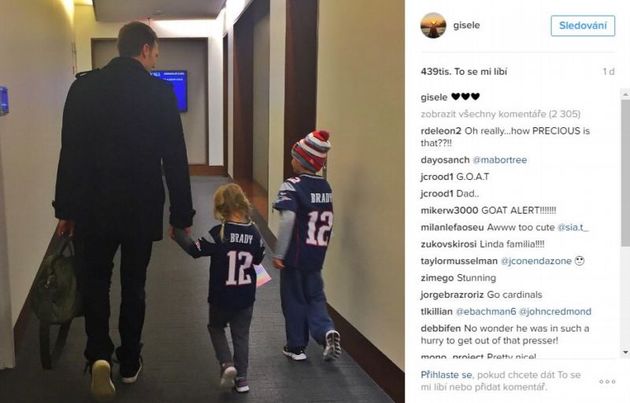 Se svým manželem Tomem Bradym má dvě děti. Společně mu fandí.