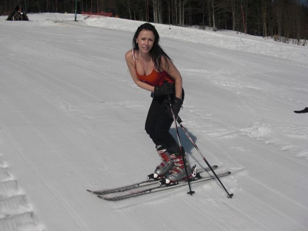 Heidi je výborná lyžařka.