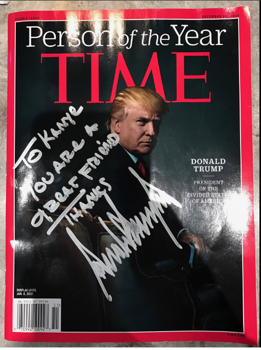 Obálka podepsaná Donaldem Trumpem.