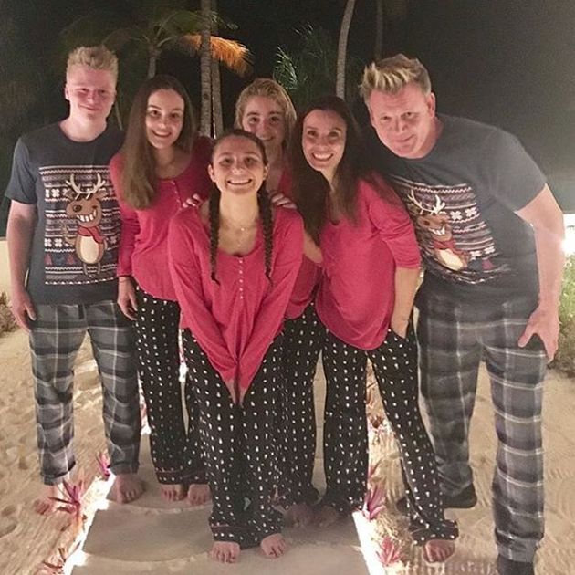 Rodina Gordona Ramsayho si na dovolené udělala i pyžamový večírek.