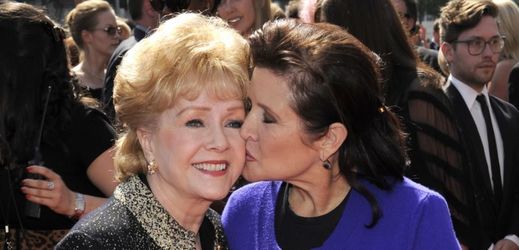 Debbie Reynoldsová (vlevo) se svou dcerou Carrie Fisherovou.