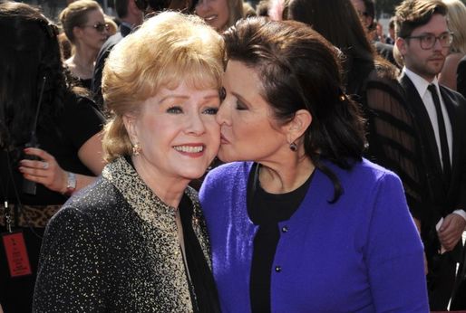 Debbie Reynoldsová (vlevo) se svou dcerou Carrie Fisherovou.