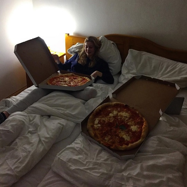 Pizza do postele.