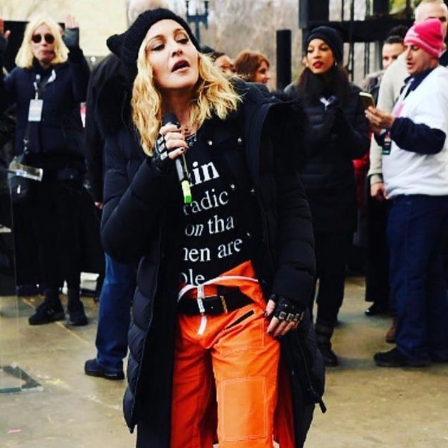 Madonna se ujala mikrofonu.