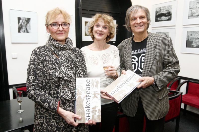 Taťjana Medvecká s autorkou knihy Renátou Fučíkovou a překladatelem Shakespearova díla Jiřím Joskem.