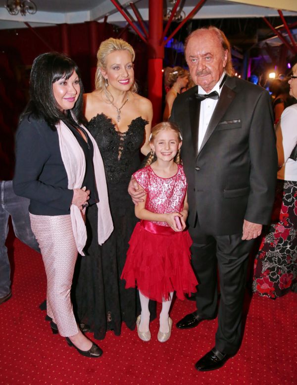 František Janeček s expartnerkou Terezou Mátlovou, jejich dcerou a Dagmar Patrasovou.