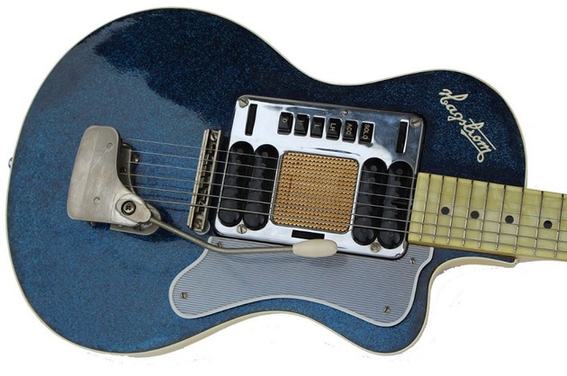 Modrá kytara Hagstrom.
