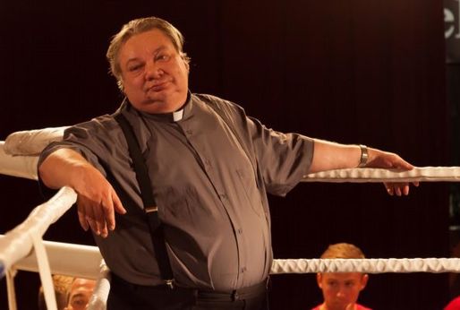 Norbert Lichý coby farář v boxerském ringu.