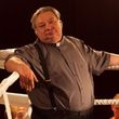 Norbert Lichý coby farář v boxerském ringu.