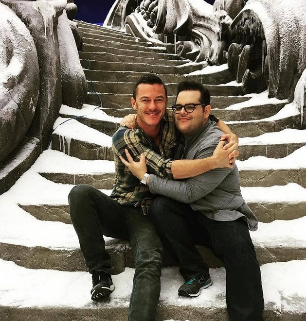 Josh Gad (vpravo) alias LeFou se zamiluje do Gastona (Luke Evans).