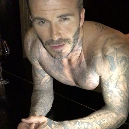 David Beckham má přes čtyřicet tetování. Nejvíce na rukou a krku.