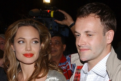 Angelina Jolie a Jonny Lee Miller.