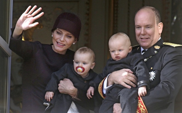 Albert II., kněžna Charlene, princ Jacques a princezna Gabriella.