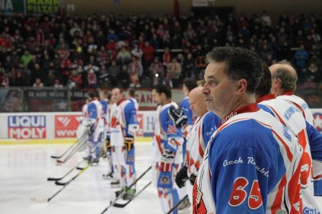 Sám Dejdar je aktivním hráčem hokeje.