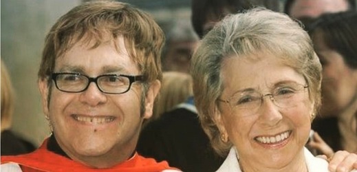 Elton John s matkou.