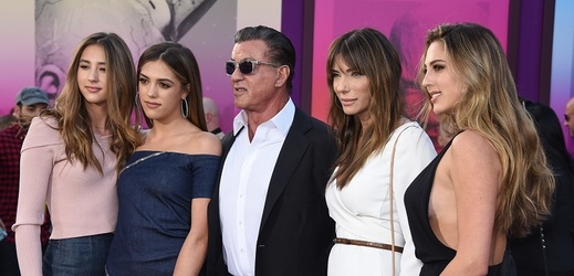 Sylvester Stallone s manželkou a dcerami.