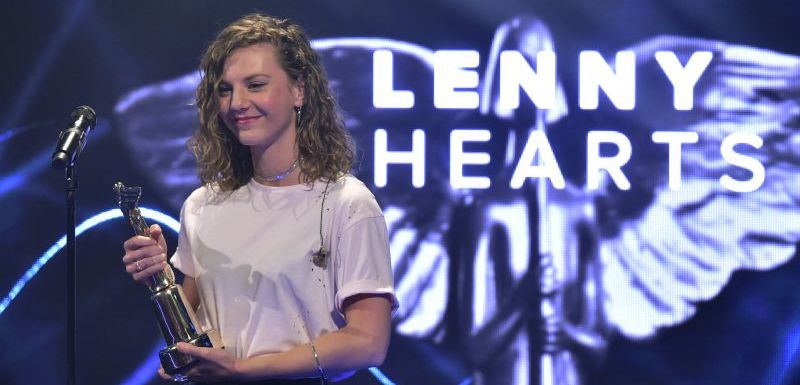 Ceny Akademie populární hudby Anděl 2016: vítězkou kategorie Zpěvačka roku se stala třiadvacetiletá dcera Lenky Filipové vystupující pod jménem Lenny.