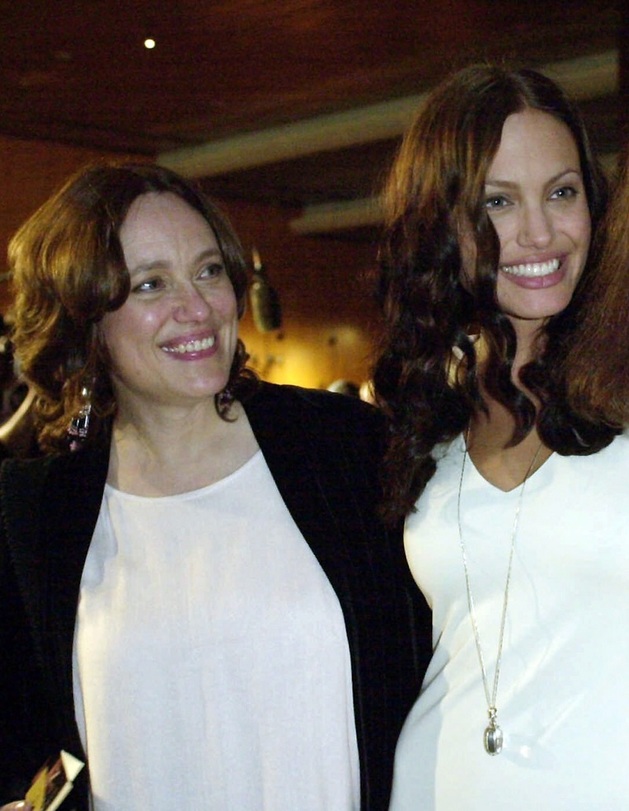 Angelina se svou matkou v roce 2001.