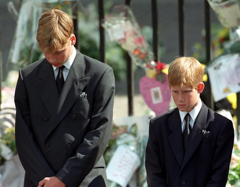 Princ William (vlevo) s bratrem Harrym jen pár dnů po smrti Diany.
