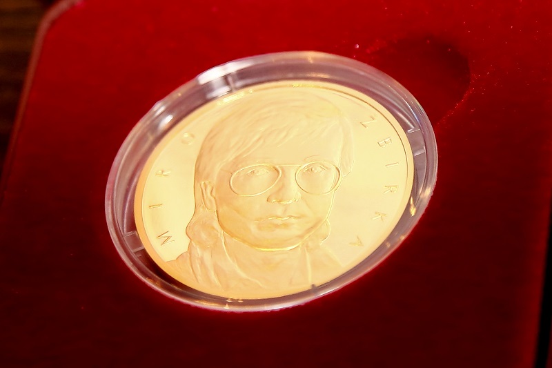 Větší zlatou minci o váze jedné trojské unce lze koupit za 55 000 korun.
