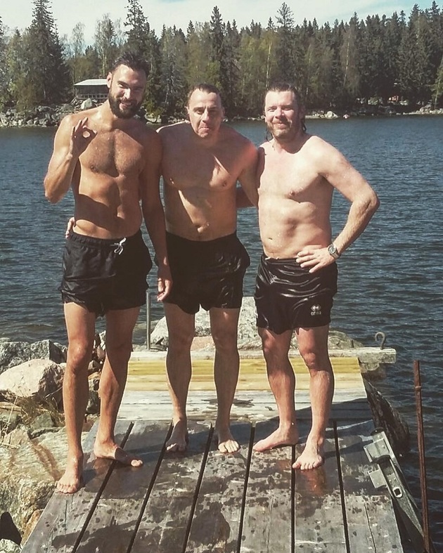Tělo Tima (vlevo) si teď užívá Nováčková na dovolené.
