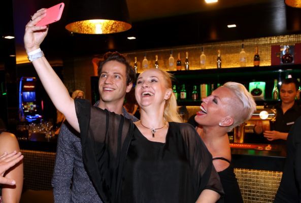 Linda Finková si s Milanem Peroutkou udělala další selfie.