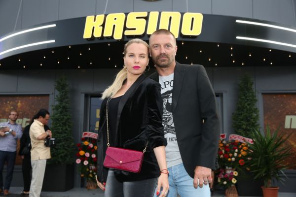 Tomáš Řepka s Kateřinou Kristelovou přijeli z dovolené v Itálii okroužkovaní.