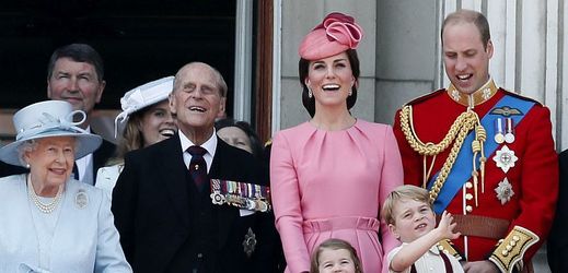 Britská královská rodina. Zleva královna Alžběta II., princ Philip, vévodkyně Kate a princ William.