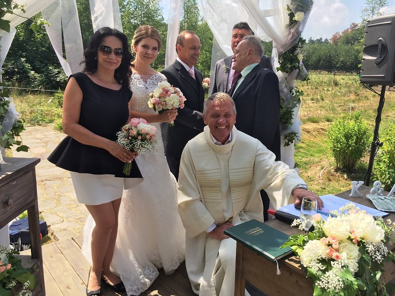 S novomanželi a knězem.
