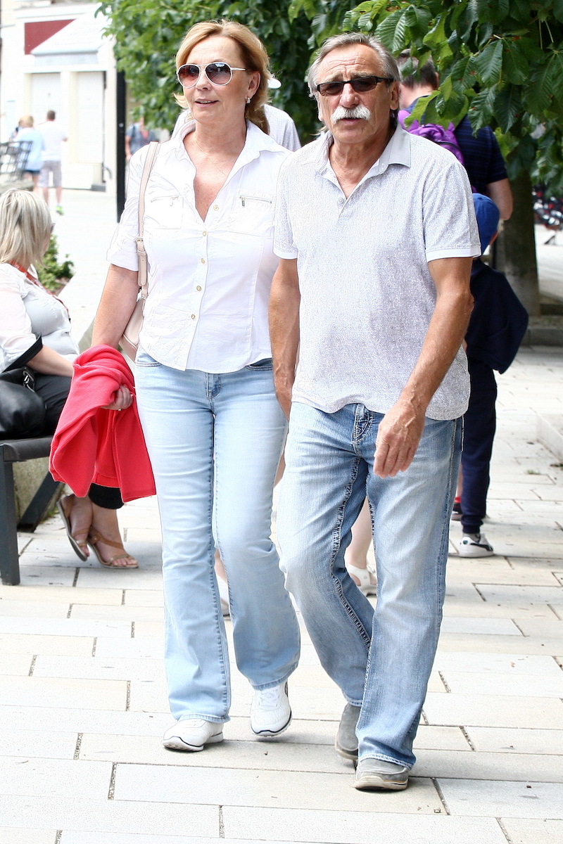 Hvězda televize Barrandov Pavel Zedníček se s manželkou Hankou procházeli po kolonádě.