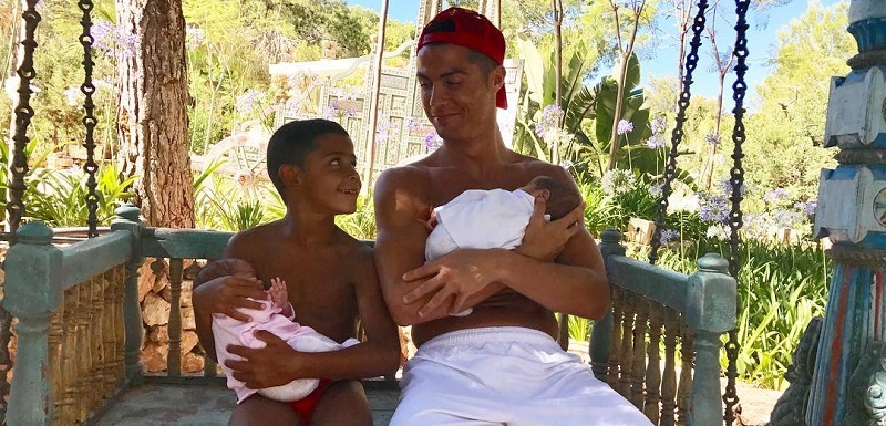 Cristiano Ronaldo se svými třemi potomky.