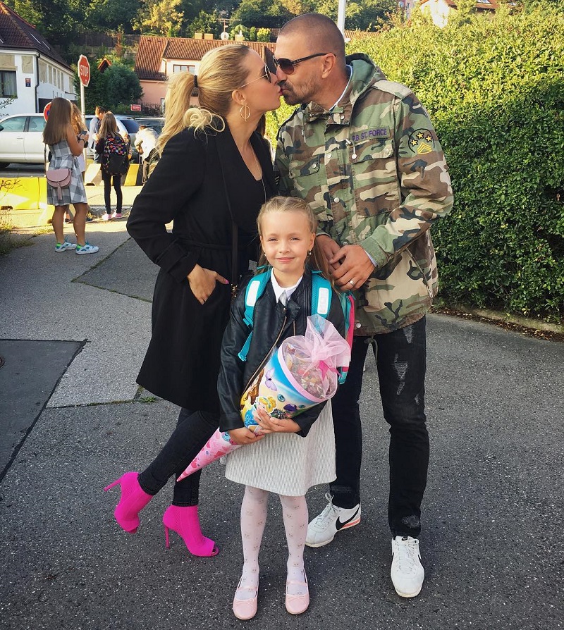 Claudii vyprovodila první den do školy maminka Kateřina Kristelová i její přítel Tomáš Řepka.