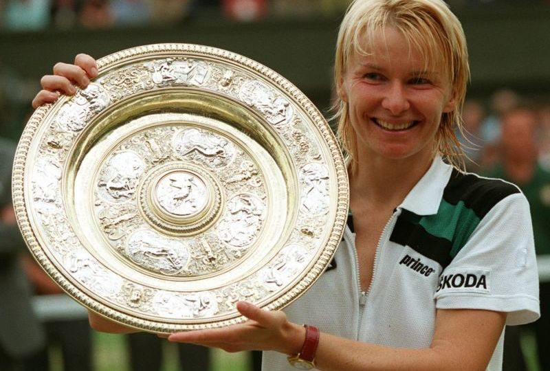 Jana Novotná s trofejí pro vítězku Wimbledonu v roce 1998.