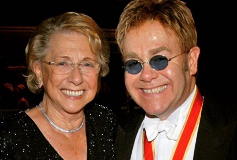 Elton John s matkou.