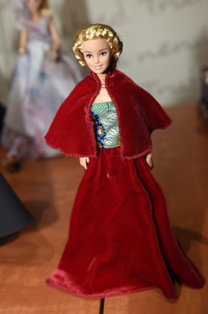 Iva Pazderková oblékla svou Barbie do červené.