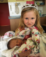Krausova vnučka Amálka se svou novorozenou sestřičkou.