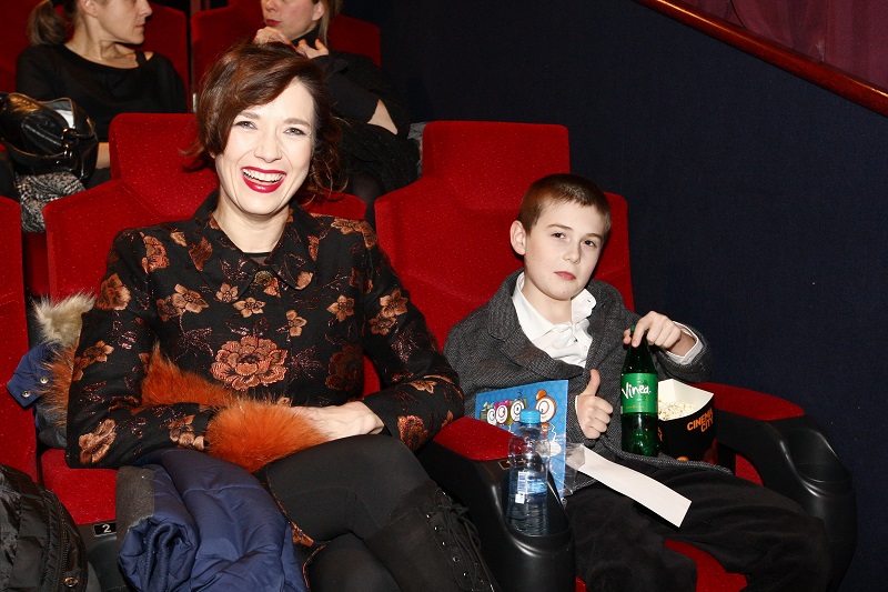 Tereza Kostková vzala do kina syna.