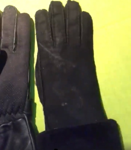 Levá rukavice opravdu neodpovídá originálu vpravo.