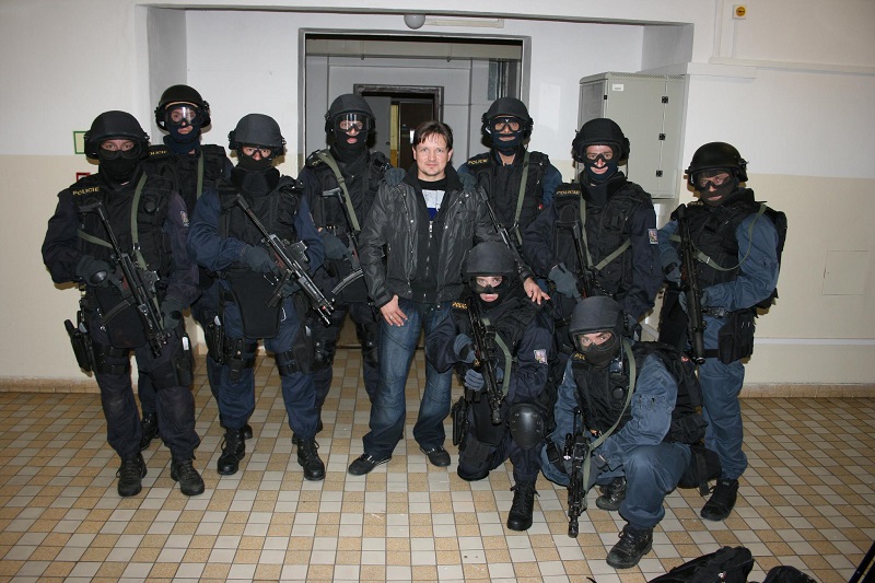 Mirek Vaňura se členy speciální policejní zásahové jednotky během natáčení.