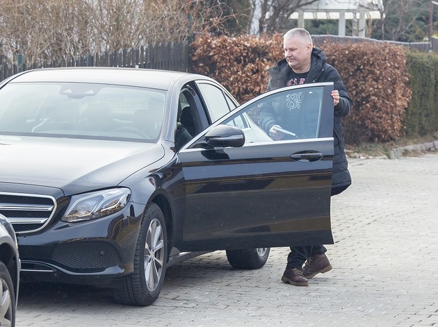 Na návštěvu přijel autem.