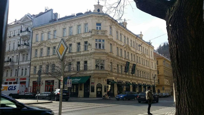 V domě ve Zborovské ulici měli Růžičkovi byt zabírající takřka celé patro, ale štěstí rodině nepřinesl.