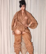 Nejšílenější výstřelek roku? Rihanna oblékla průsvitný hnědý pytel.