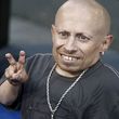 Herec Verne Troyer.