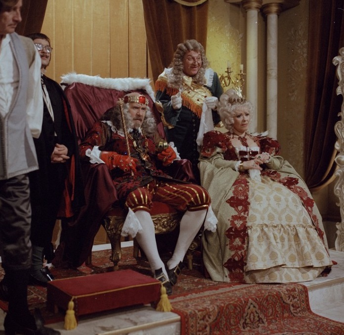 V roce 1986 si zahrála královnu v pohádce Což takhle svatba, princi?