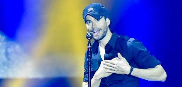 Zpěvák Enrique Iglesias na pražském koncertě.
