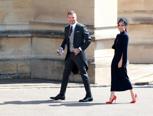 Victoria Beckham přišla na rozdíl od ostatních žen v černé. Outfit oživila červenými lodičkami. Jejímu manželu Davidovi není co vytknout.