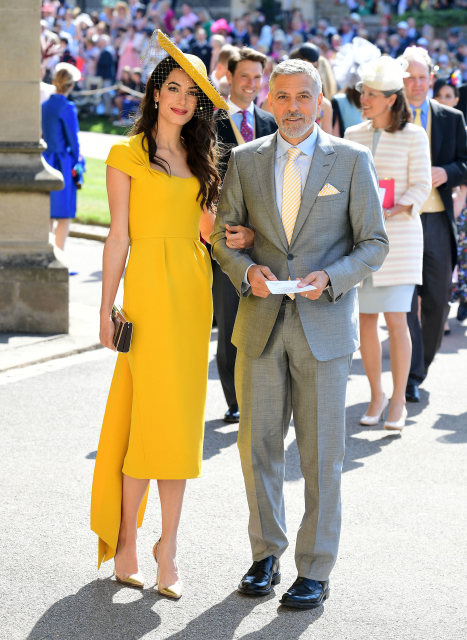 Amal Clooney zářila ve žlutých šatech po boku manžela George Clooneyho.